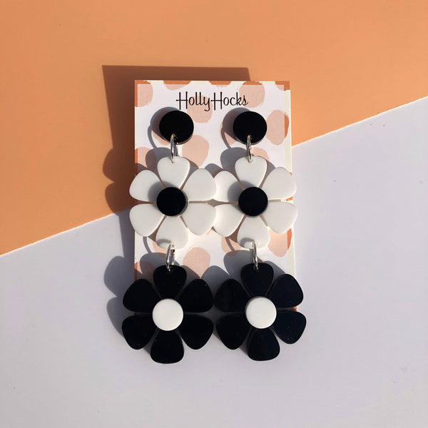 Colourful double flower retro earrings: White/black
