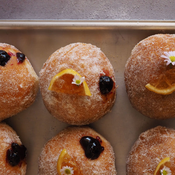 Box of 6 doughnuts
